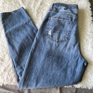 American Eagle High Rise Mom Jeans Light Wash Distressed Size 8 Comfort Stretch
